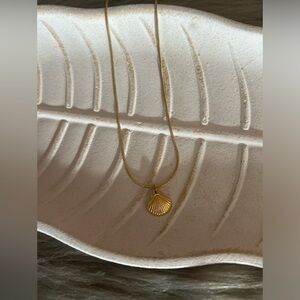 NEW - shell necklace